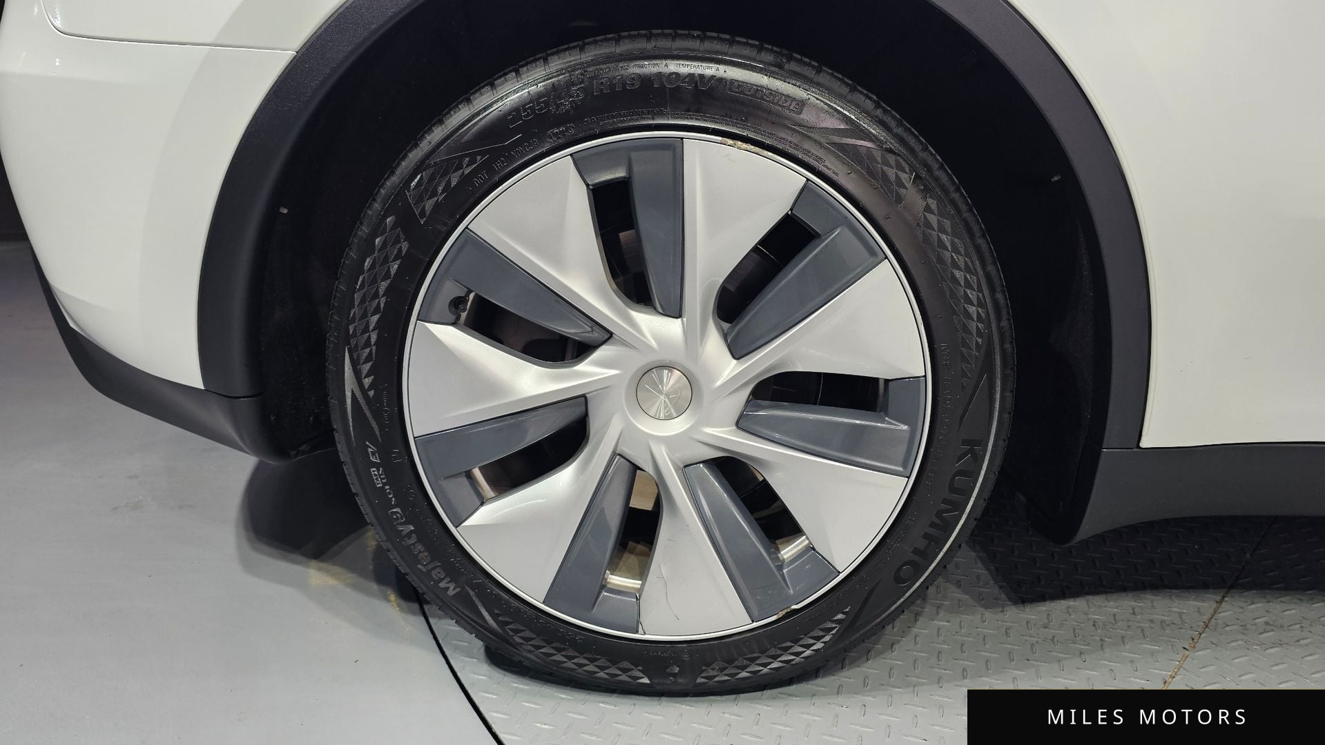 Tesla Model Y 2023 — миниатюра 5