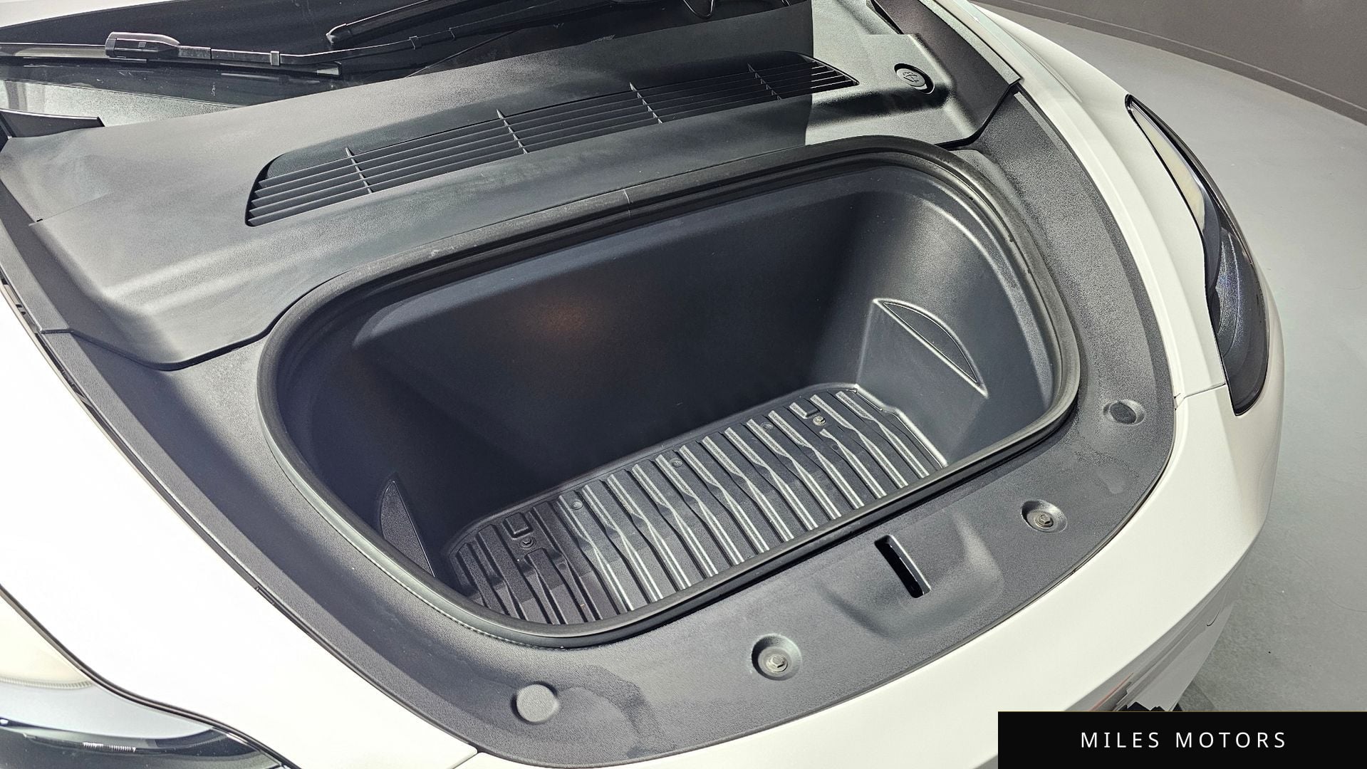 Tesla Model Y 2023 — миниатюра 6