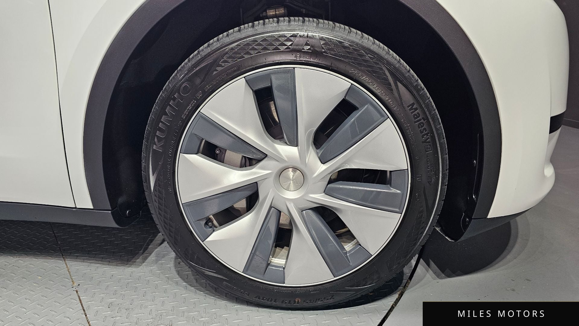 Tesla Model Y 2023 — миниатюра 7