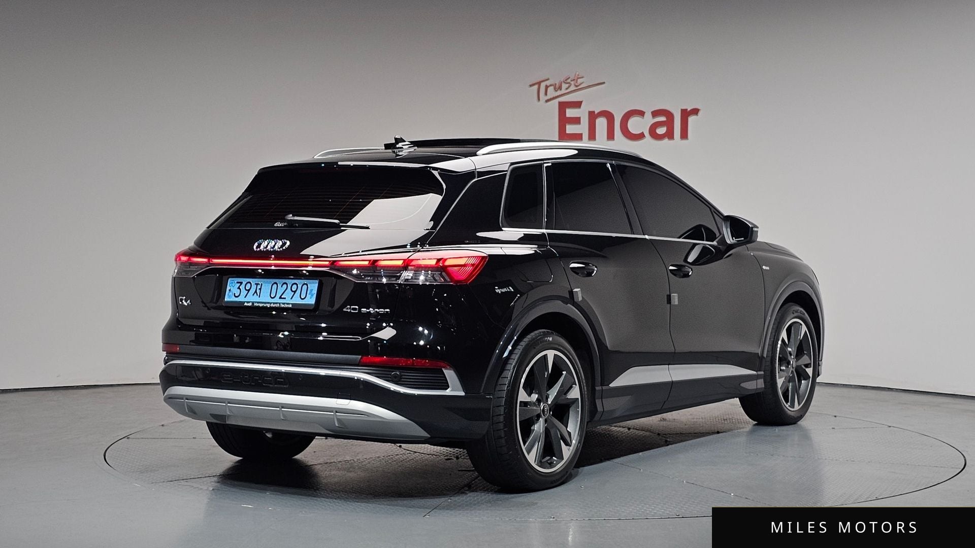 Audi Q4 e-tron 2023 — фото 1 из 12