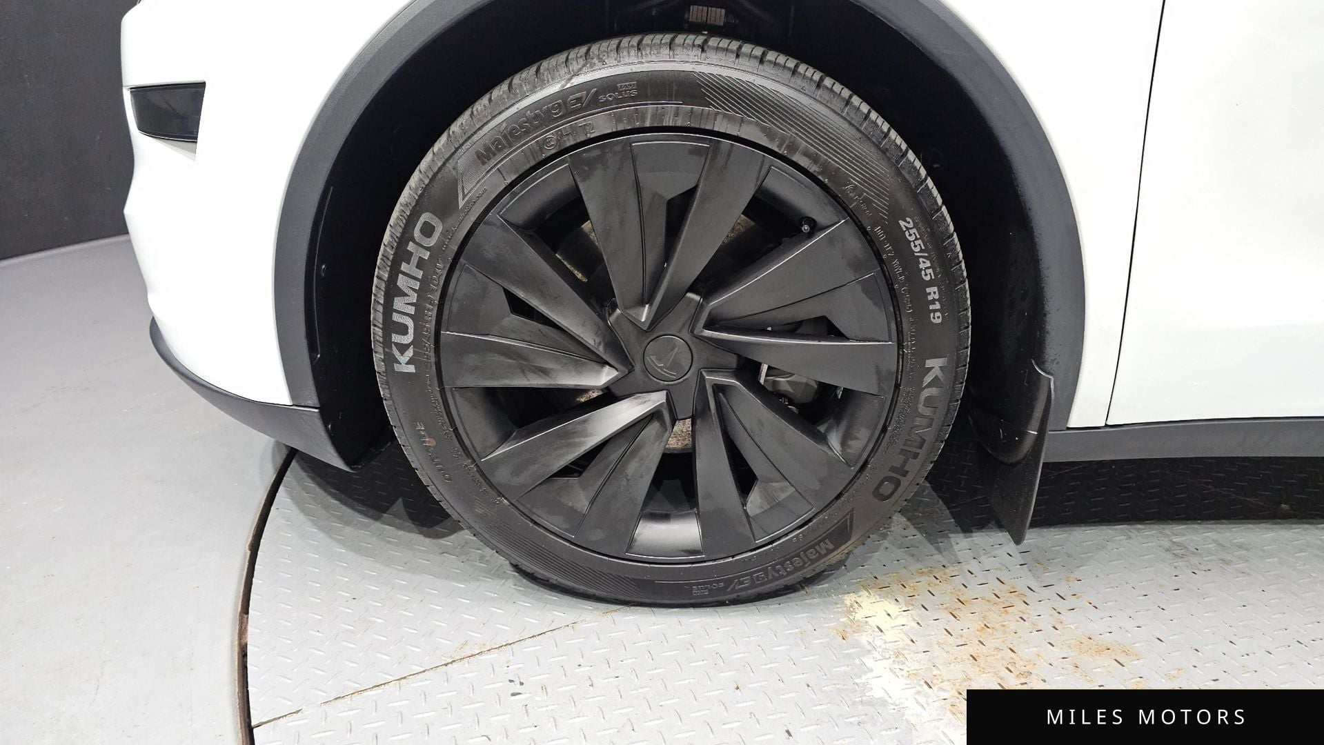 Tesla Model Y 2025 — миниатюра 5
