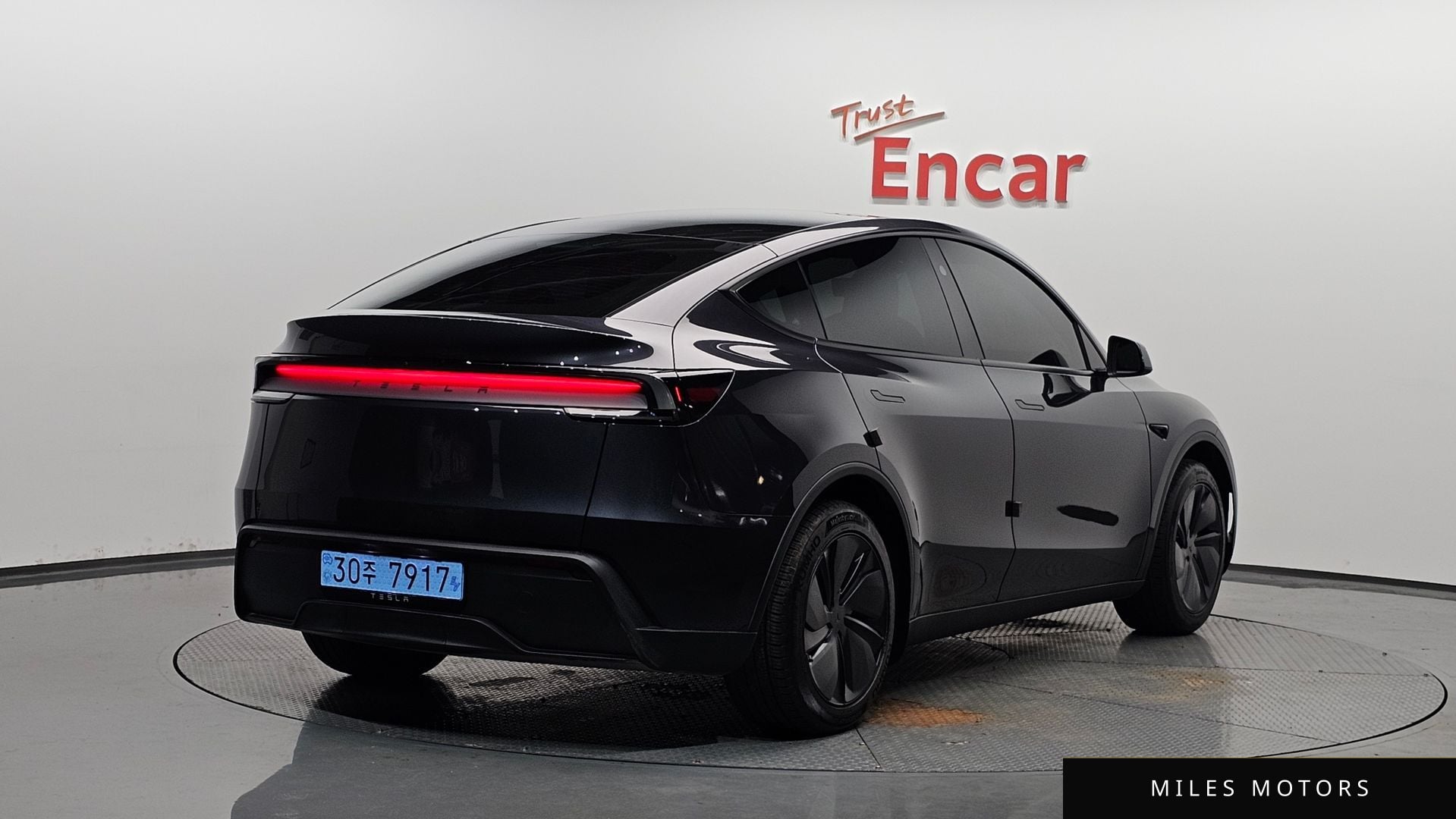 Tesla Model Y 2025 — фото 1 из 12