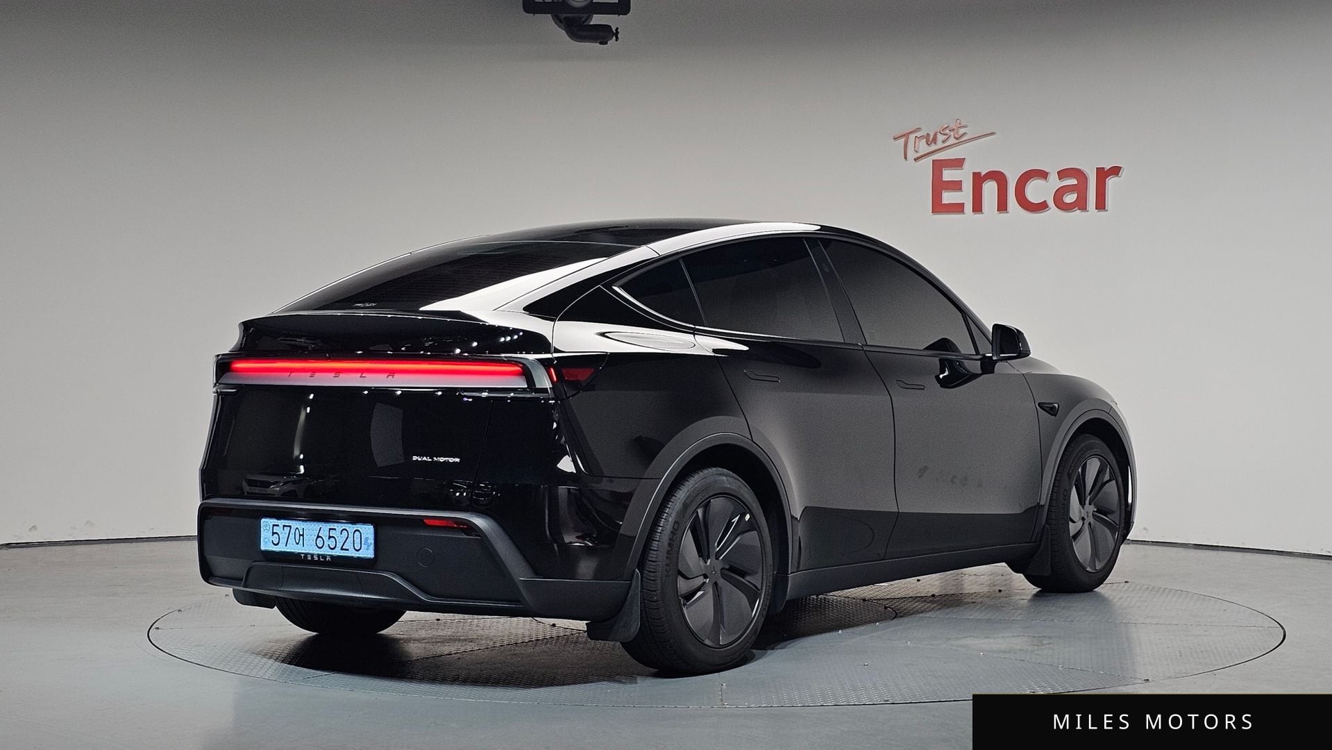 Tesla Model Y 2025 — фото 1 из 12