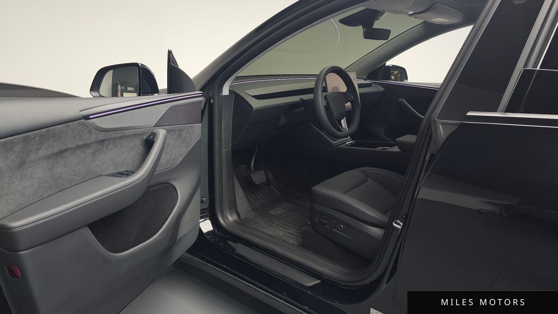 Tesla Model Y 2025 — миниатюра 12