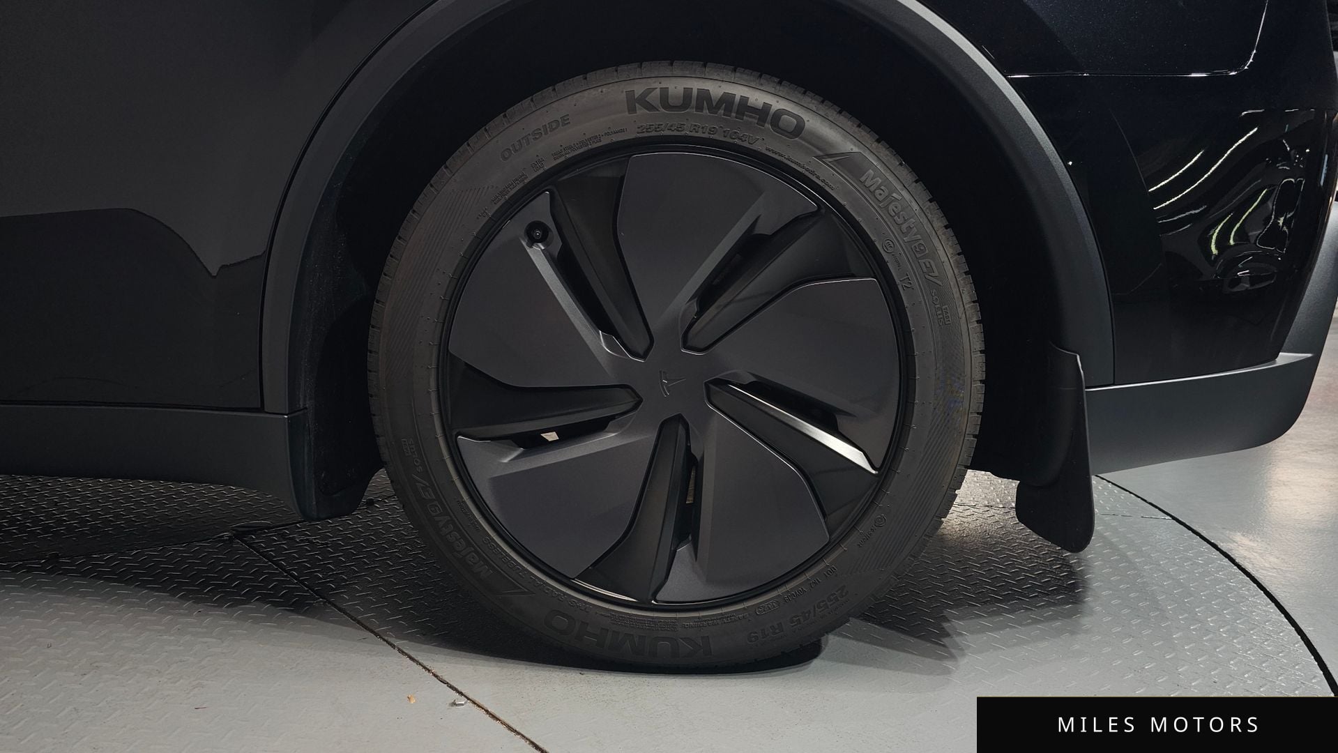 Tesla Model Y 2025 — миниатюра 6