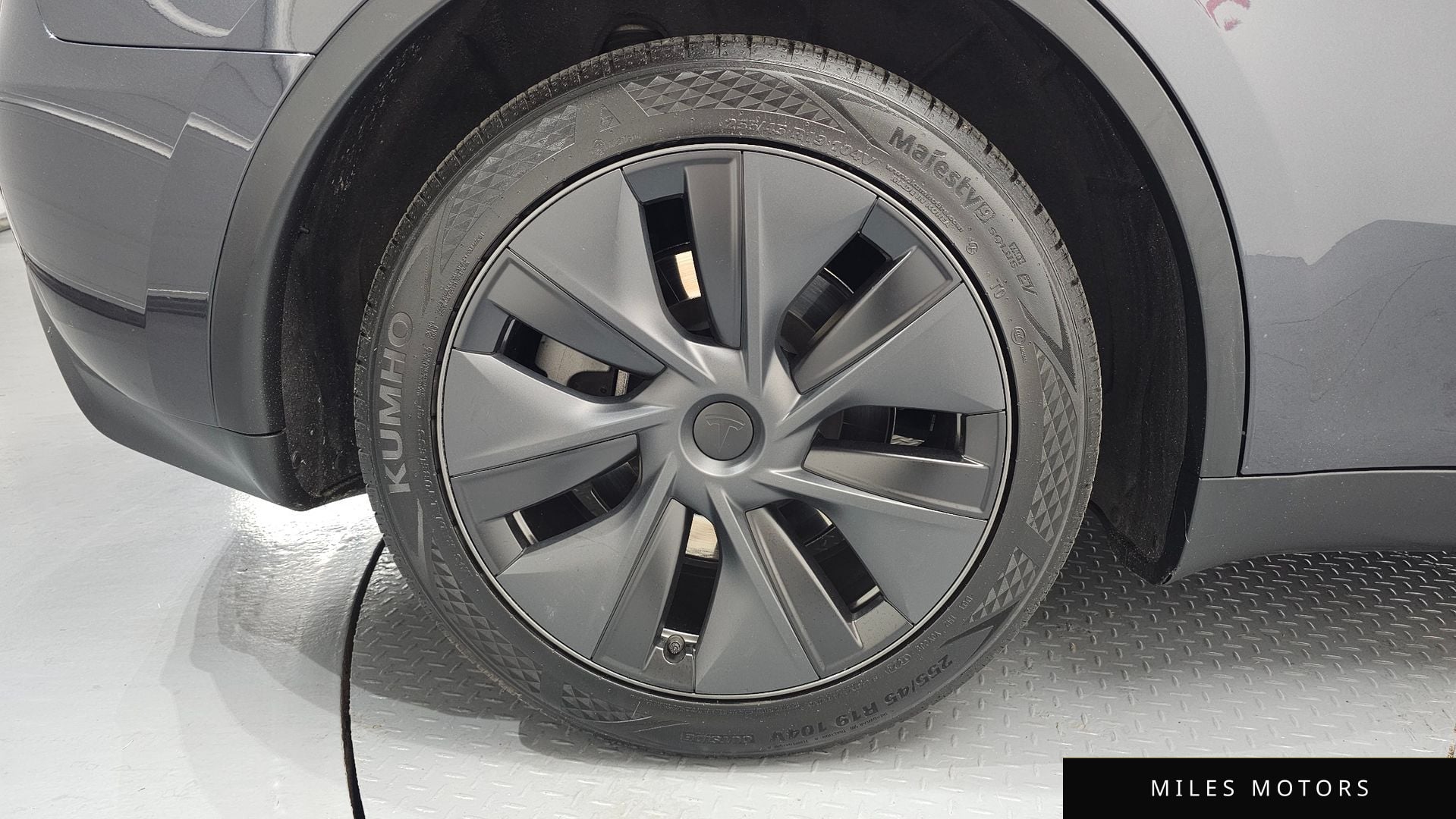 Tesla Model Y 2024 — миниатюра 5