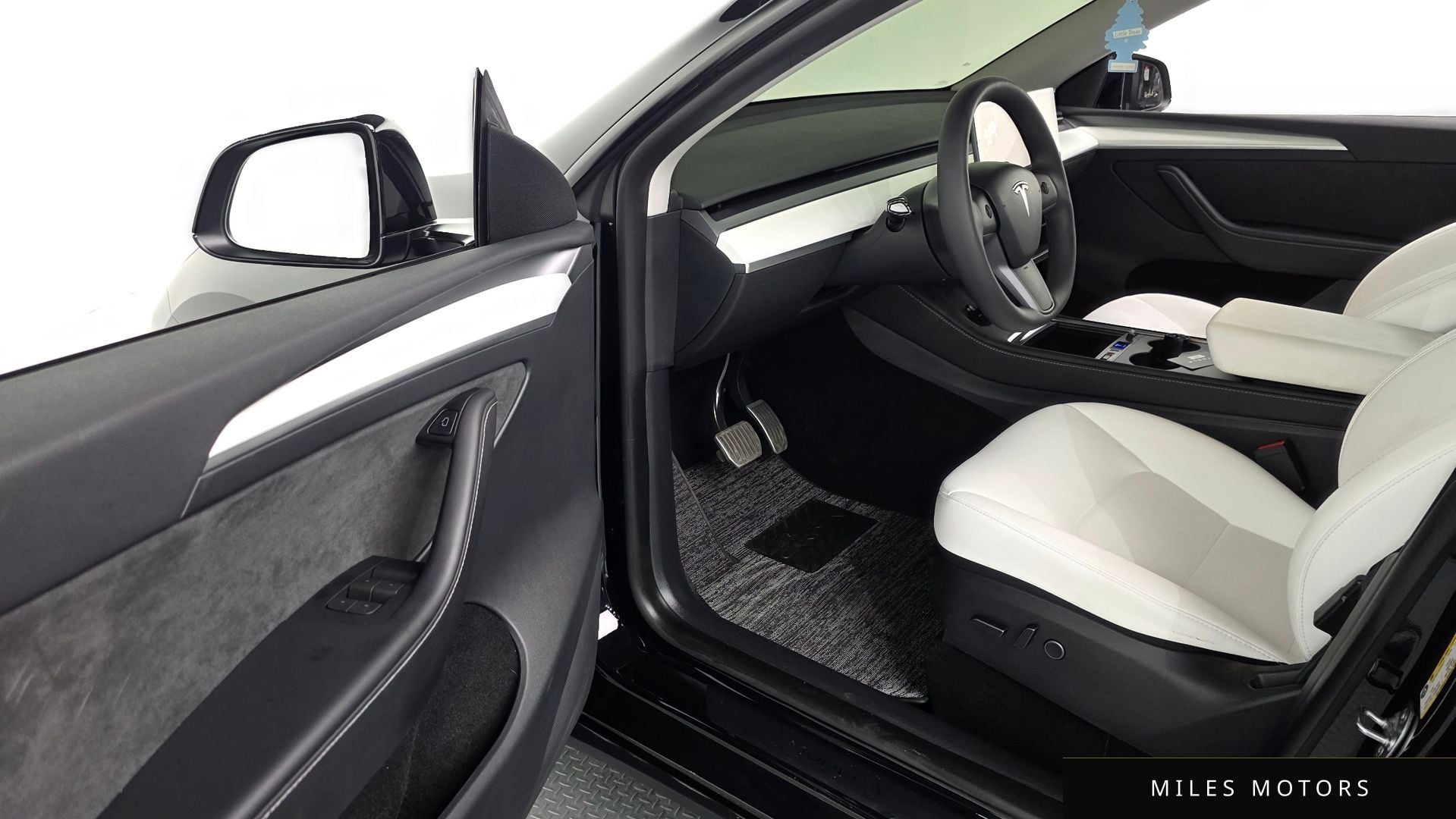Tesla Model Y 2024 — миниатюра 12