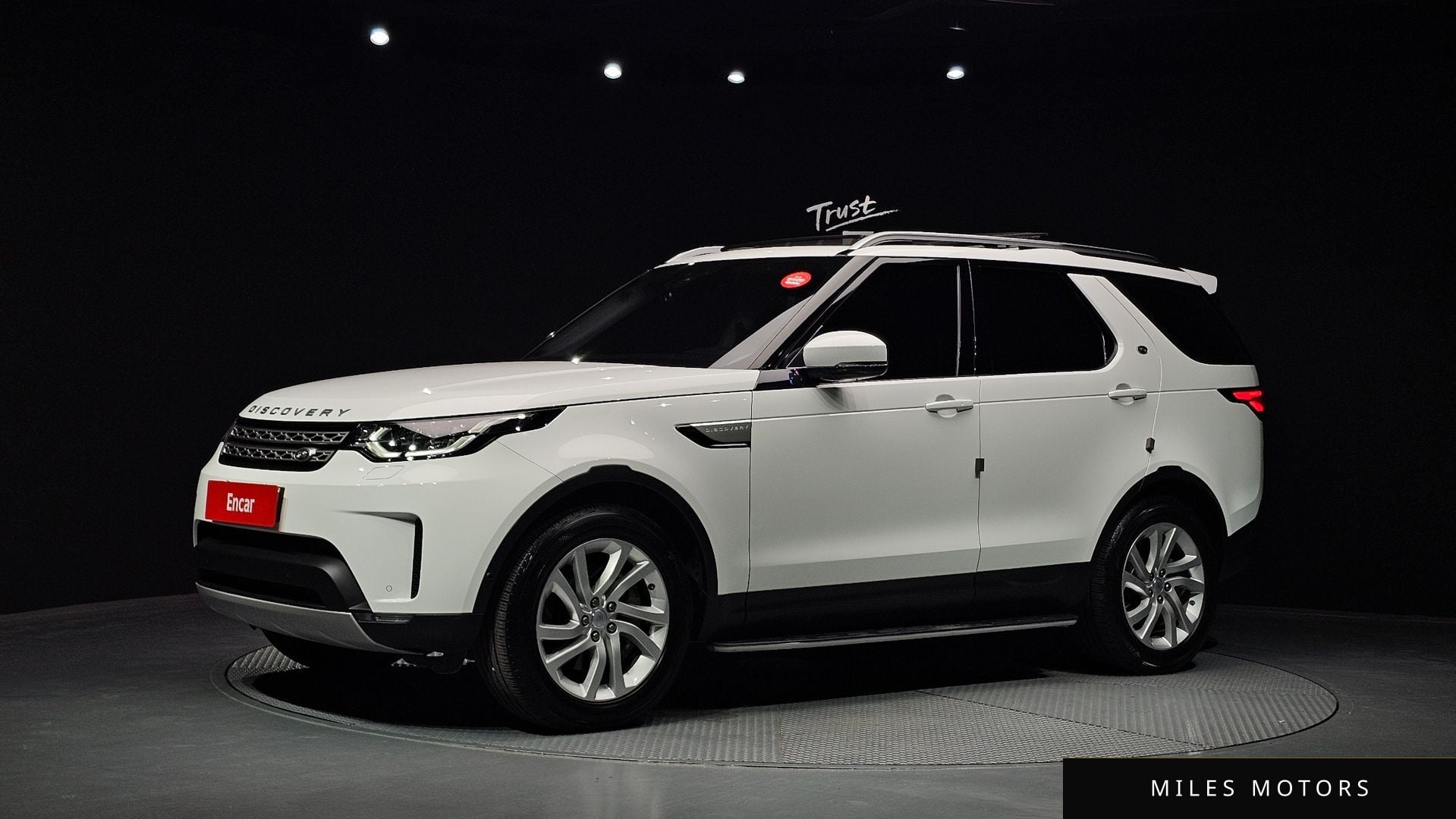 Land Rover Discovery 2019 — фото 1 из 12
