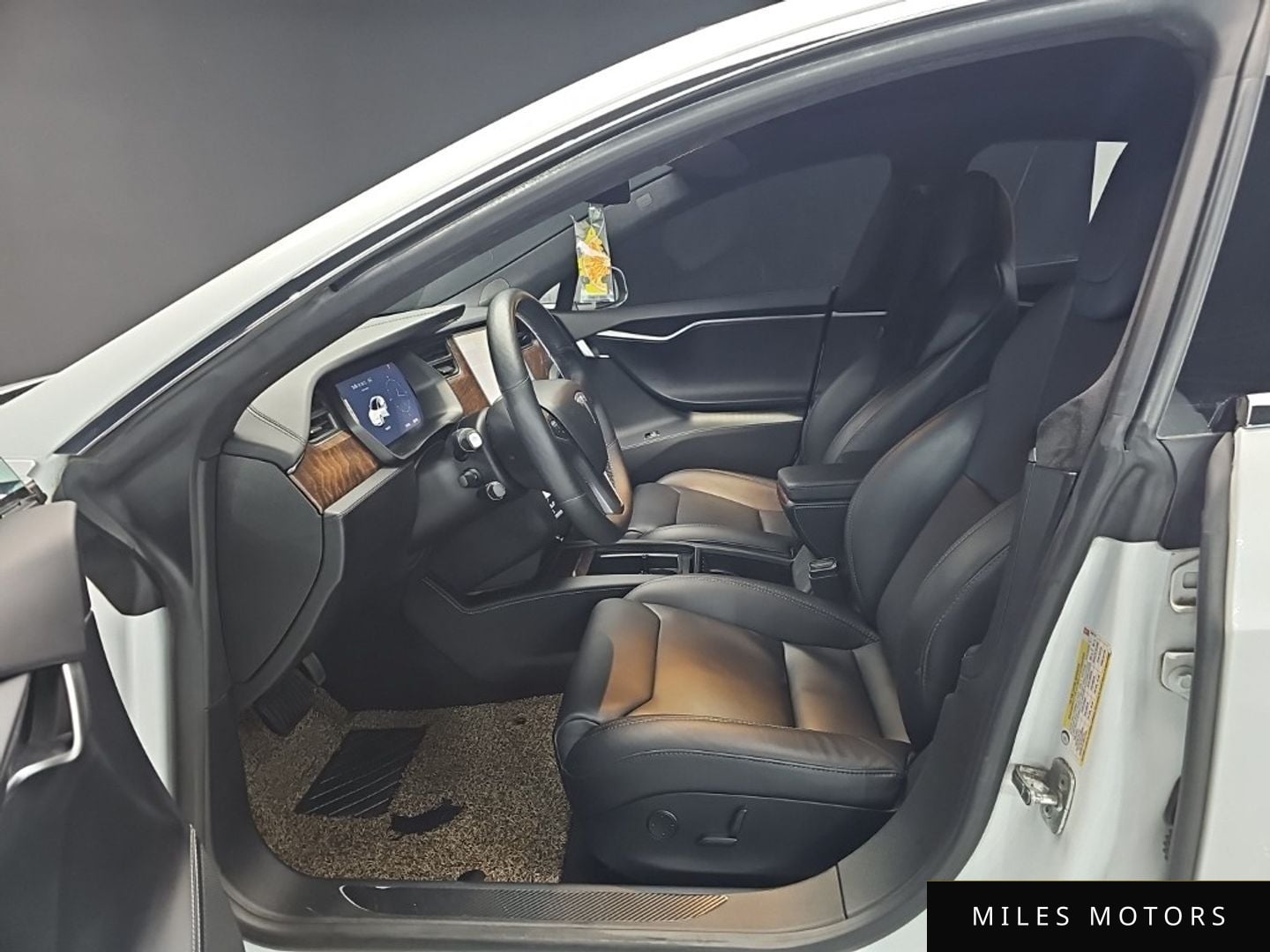 Tesla Model S 2019 — миниатюра 10