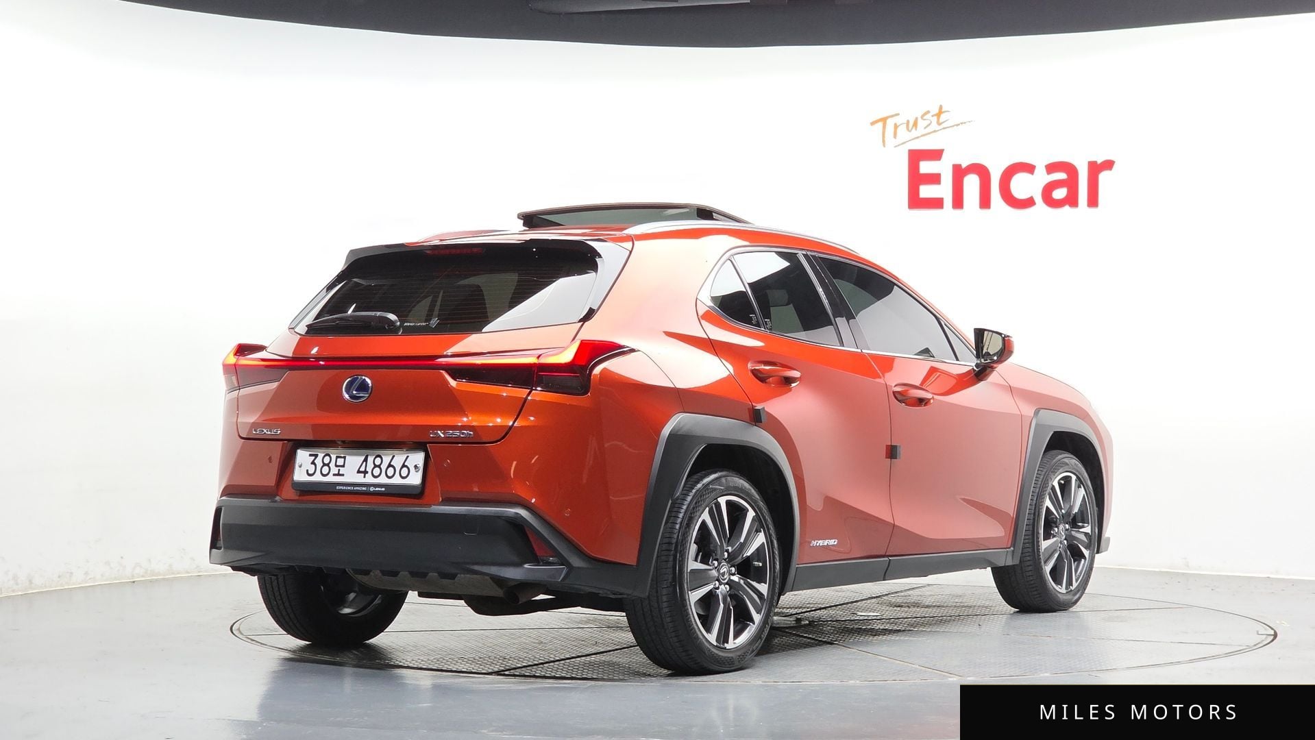 Лексус UX250h 2019 — фото 1 из 12