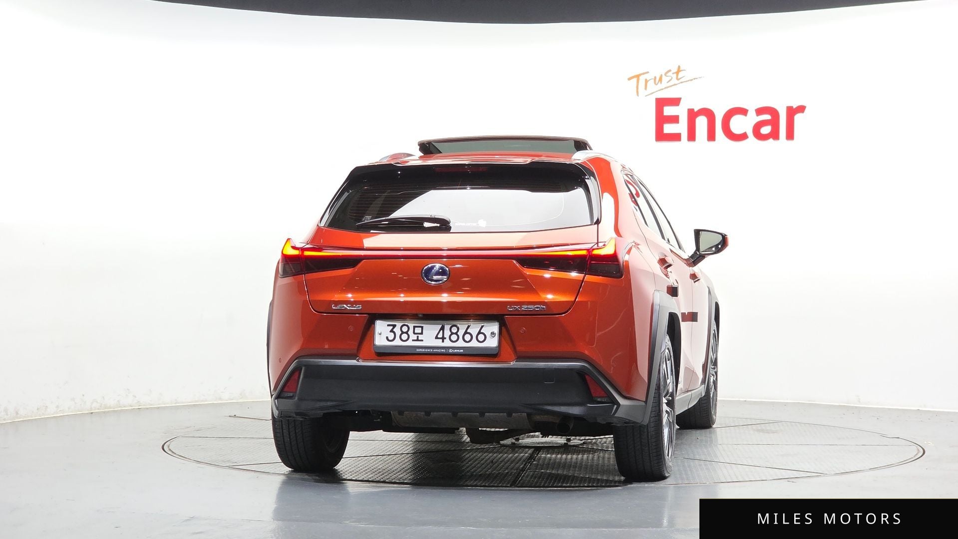 Лексус UX250h 2019 — миниатюра 3