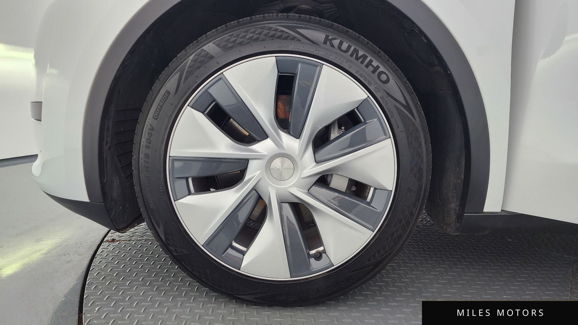 Tesla Model Y 2023 — миниатюра 4