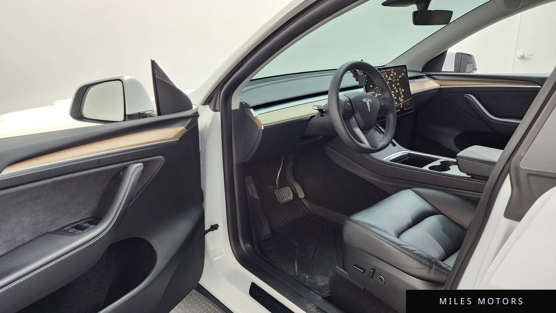 Tesla Model Y 2023 — миниатюра 12