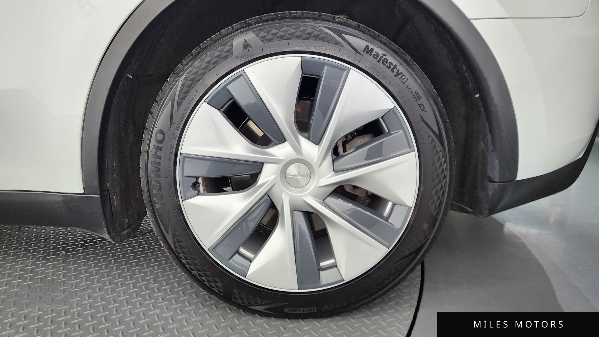 Tesla Model Y 2023 — миниатюра 6
