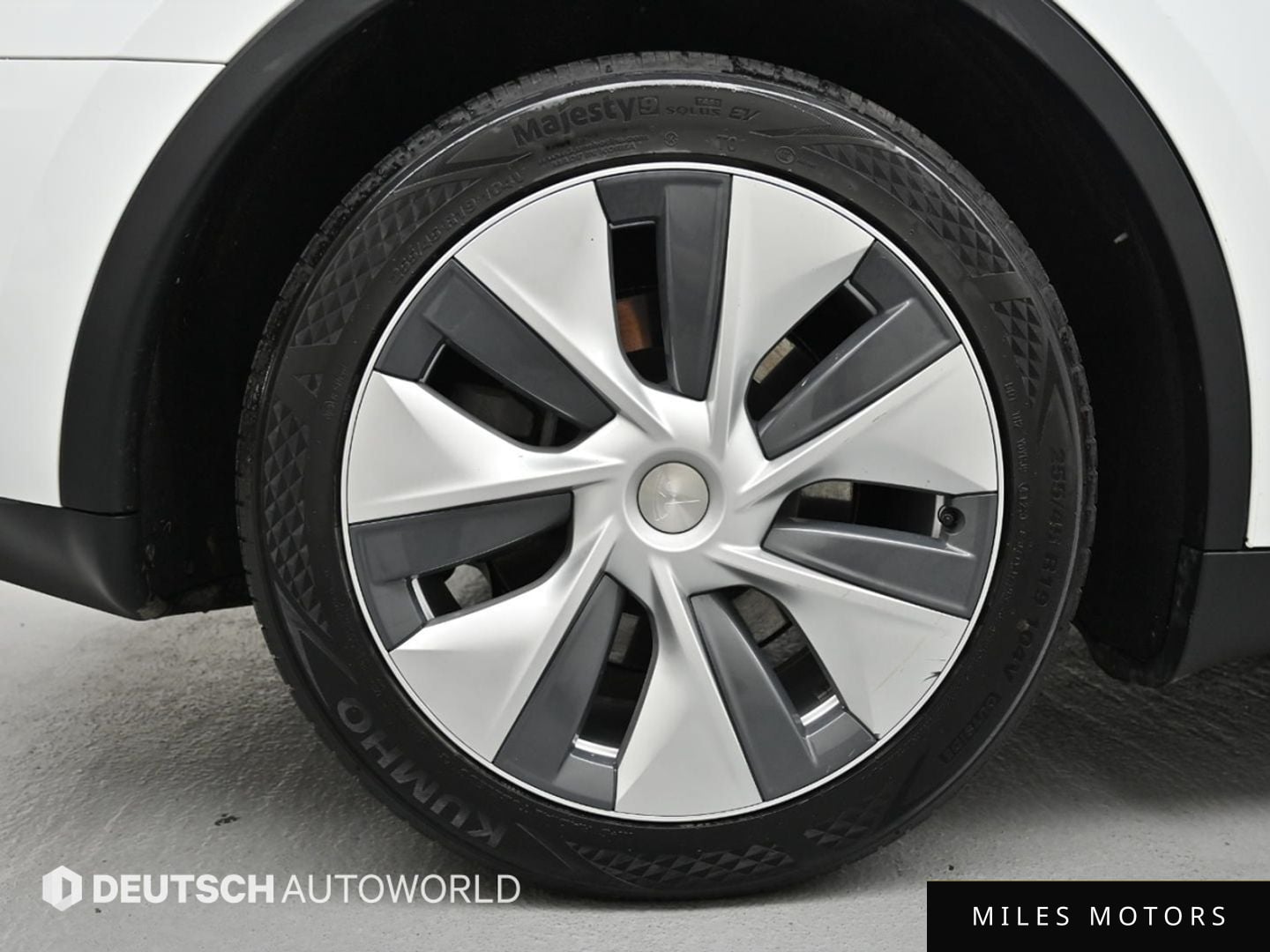 Tesla Model Y 2024 — миниатюра 5