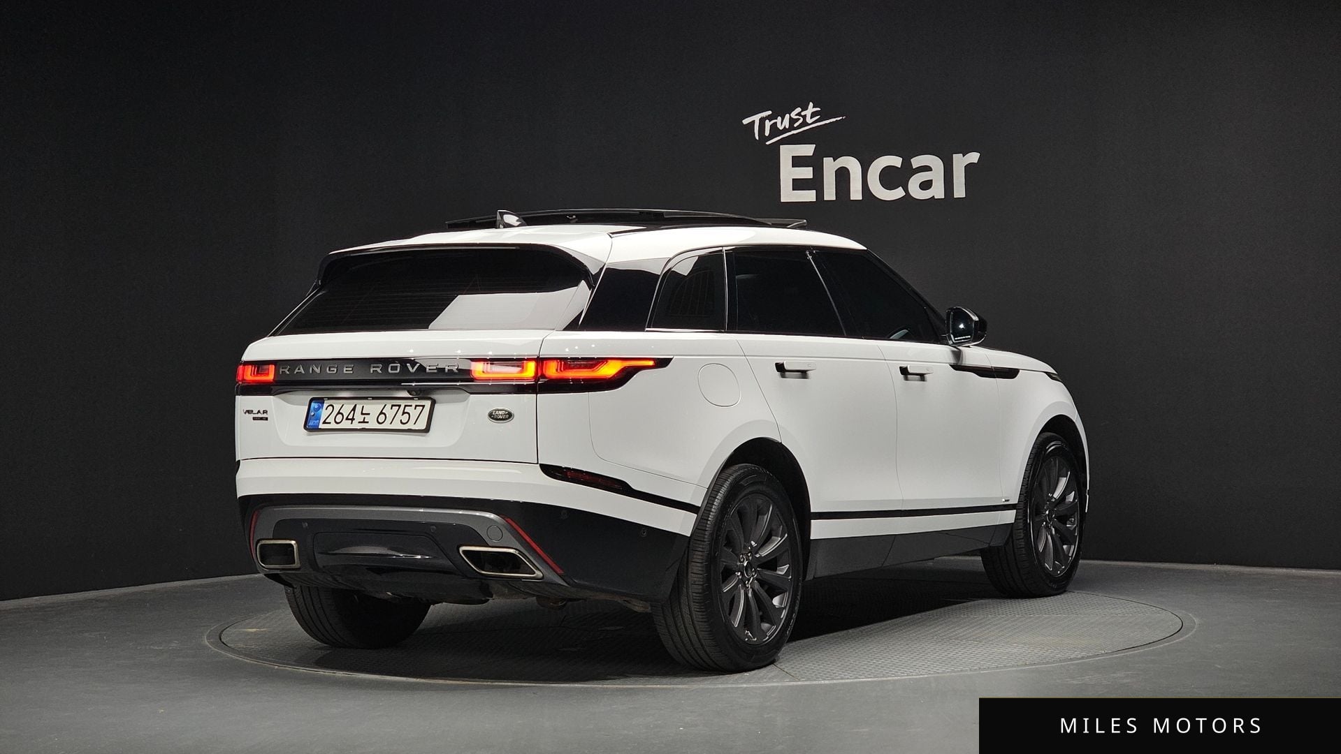 Land Rover Range Rover Velar 2018 — фото 1 из 12