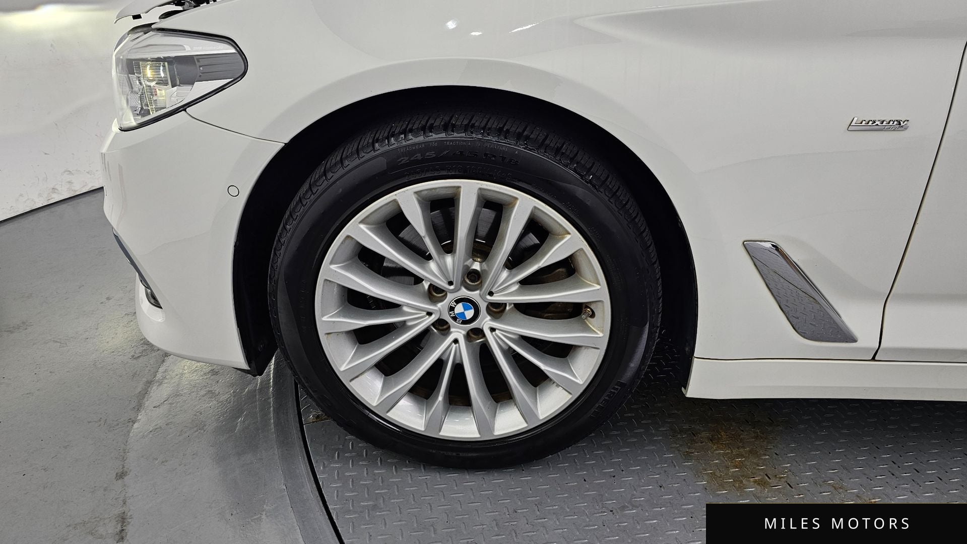 BMW 5 Series (G30) 2018 — миниатюра 5