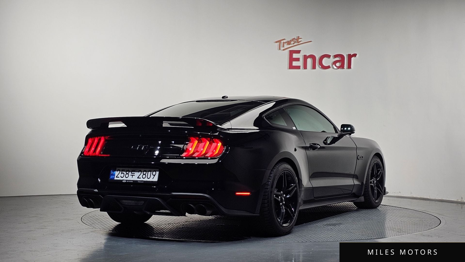 Ford Mustang 2020 — фото 1 из 12