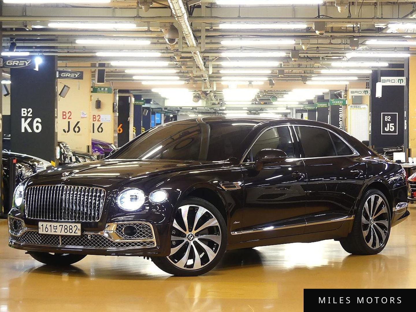 Bentley Flying Spur 2023 — фото 1 из 12