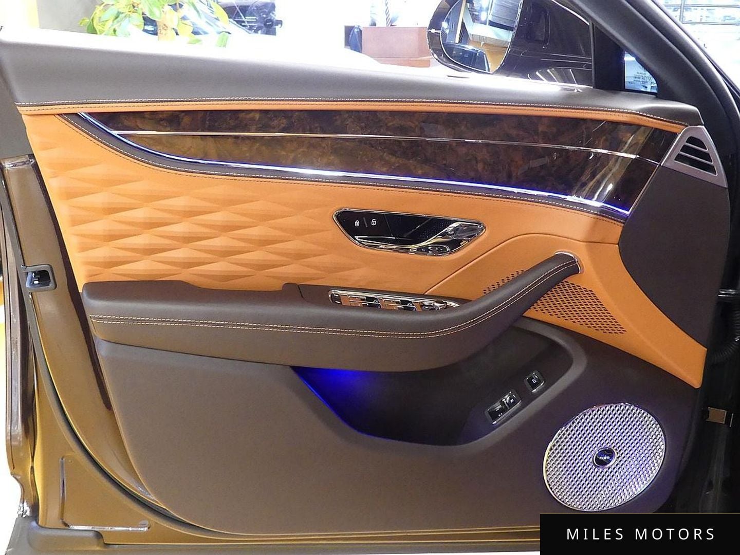 Bentley Flying Spur 2023 — миниатюра 11