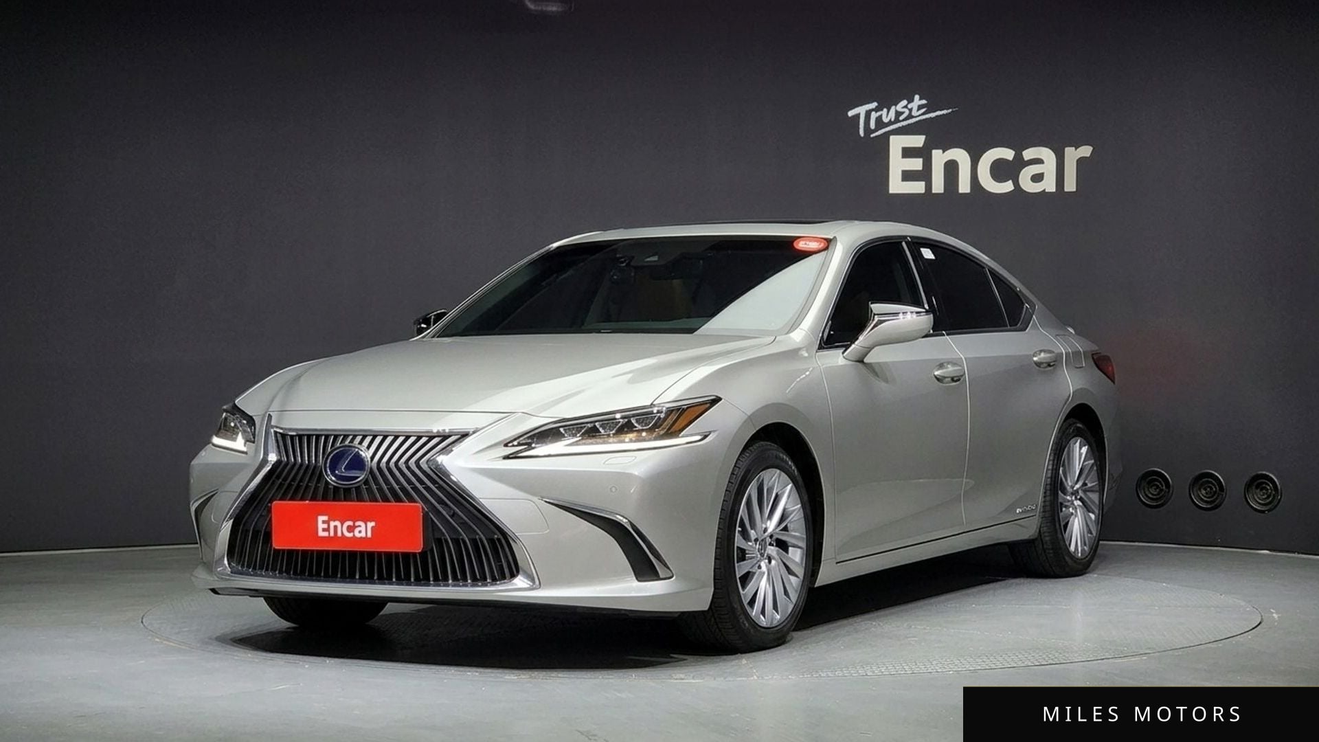 Лексус ES300h 2019 — фото 1 из 12
