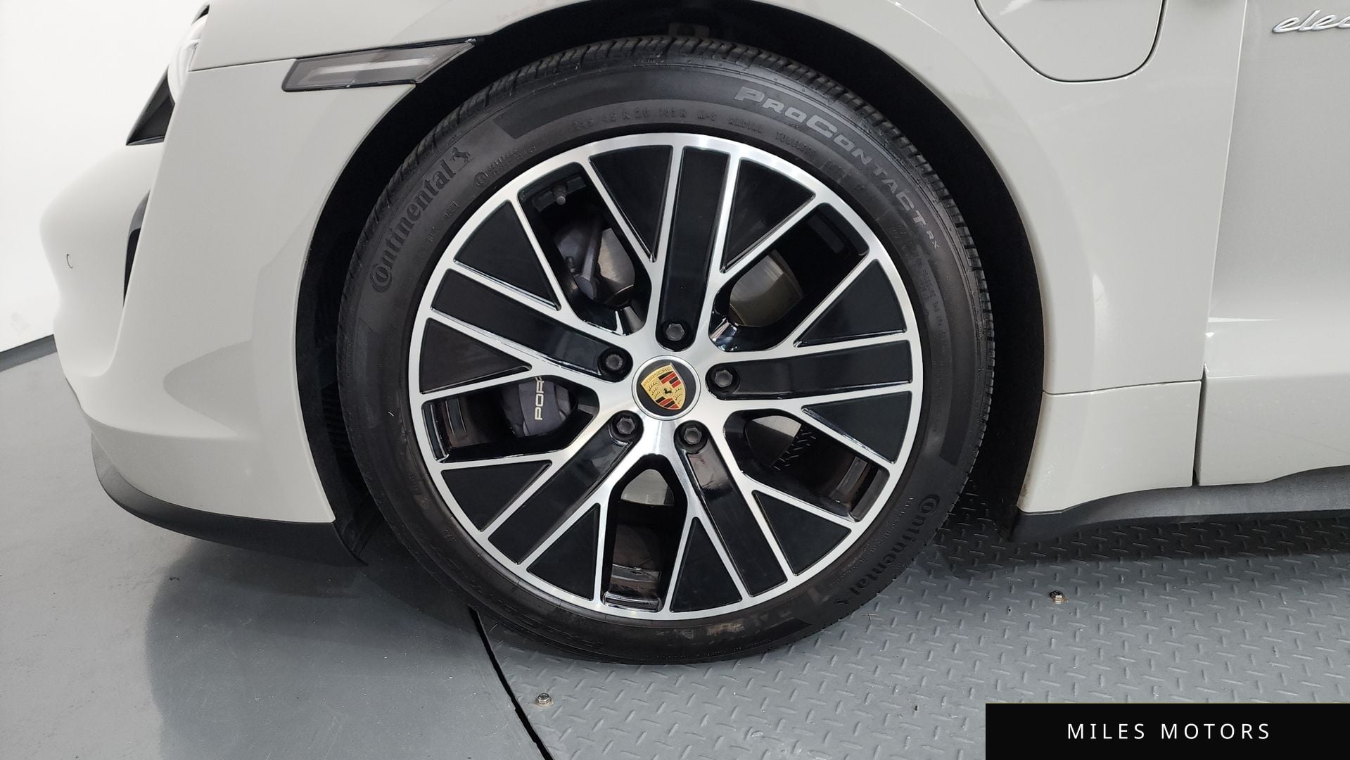 Porsche Taycan 2022 — миниатюра 5