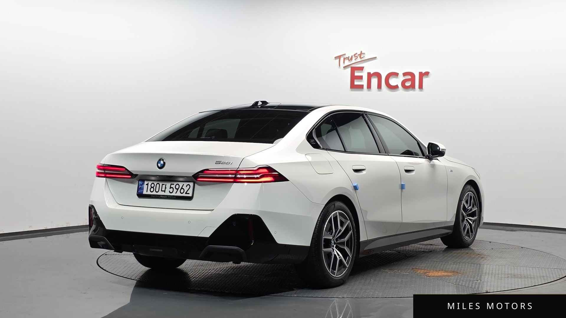 BMW 5 Series (G60) 2024 — фото 1 из 12