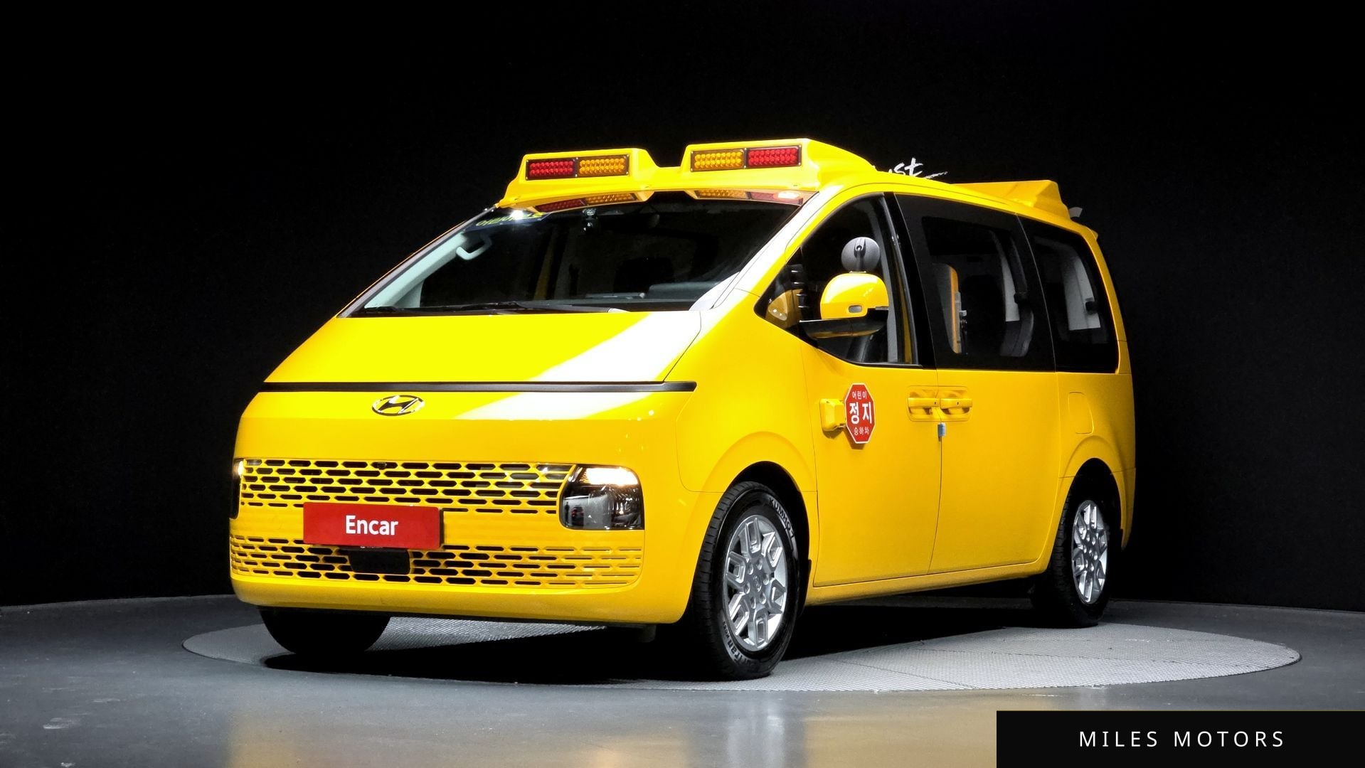 Hyundai Staria 2023 — фото 1 из 12