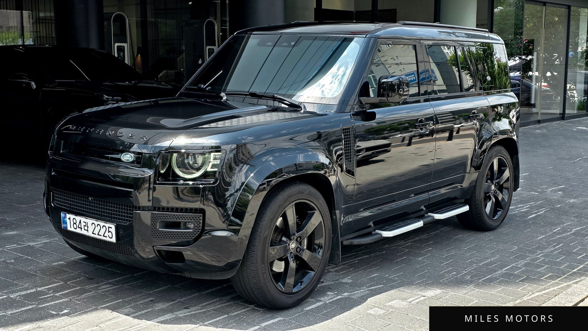 Land Rover Defender 2023 — фото 1 из 12