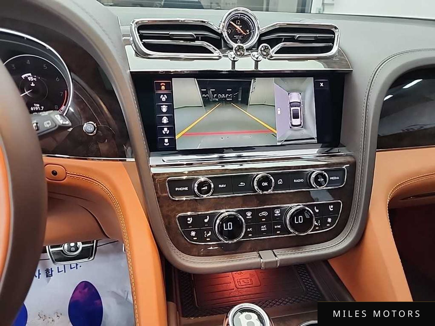 Bentley Bentayga 2022 — миниатюра 10