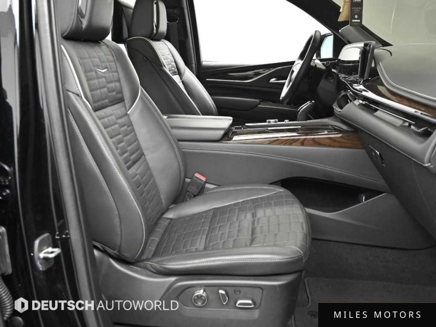 Cadillac Escalade 2023 — миниатюра 10