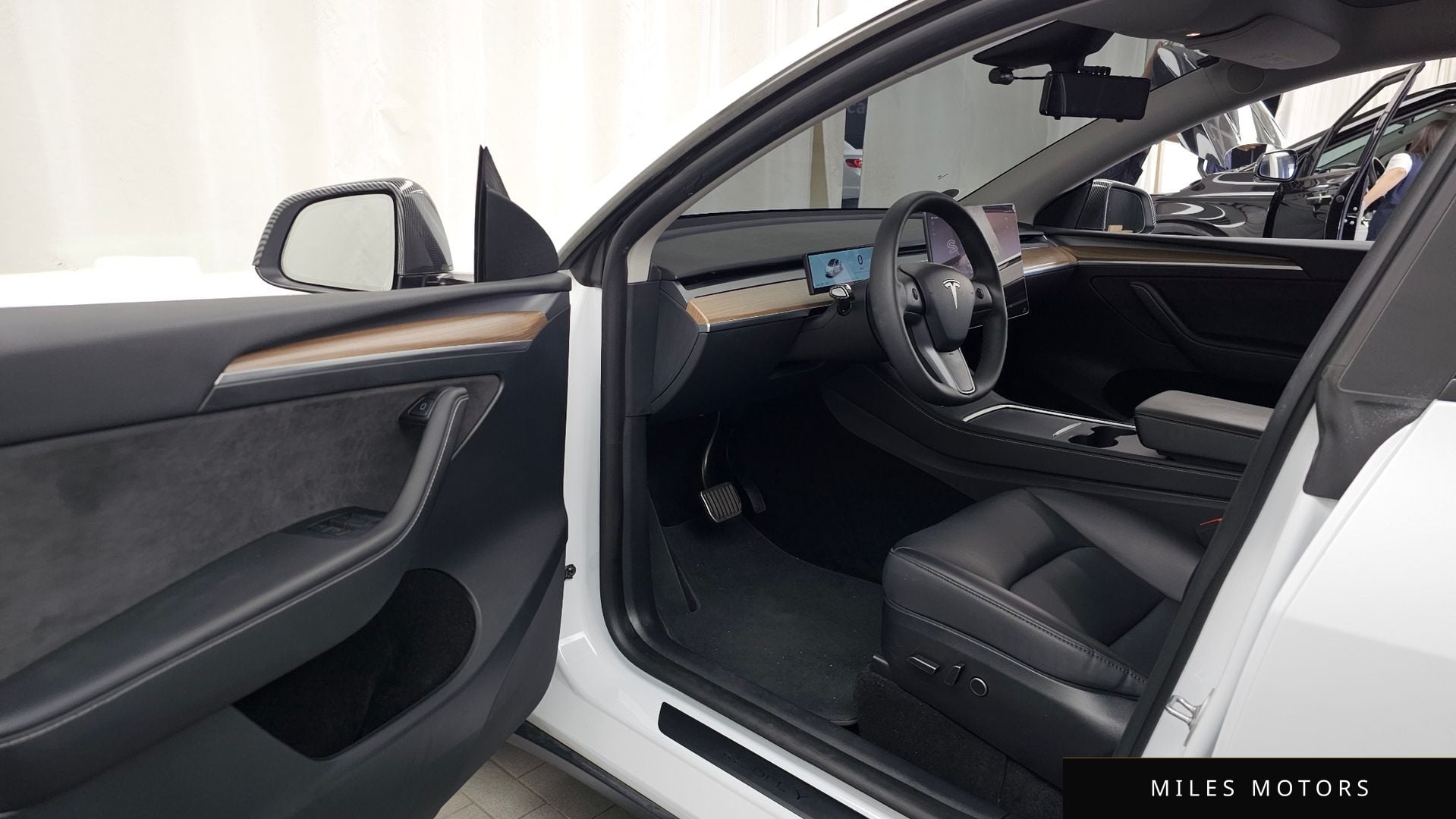 Tesla Model Y 2024 — миниатюра 10