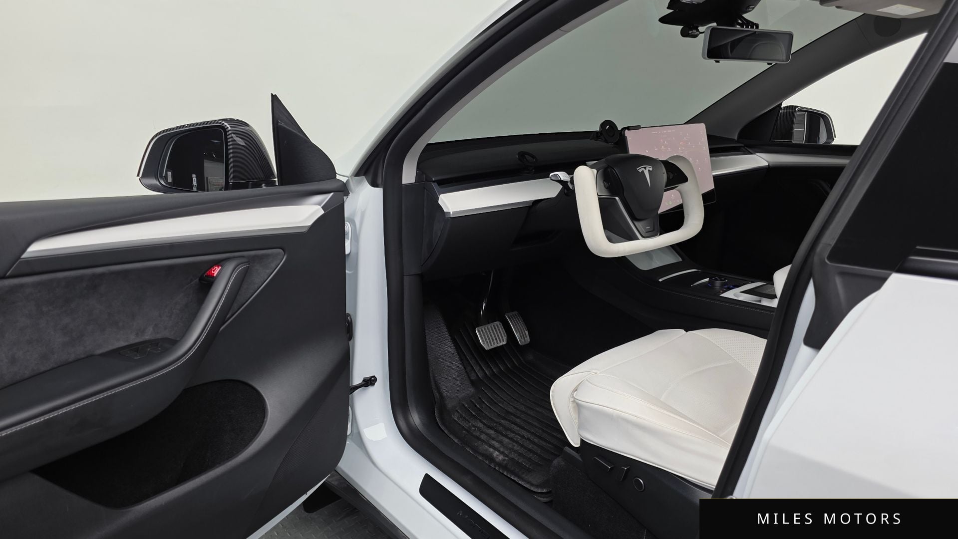 Tesla Model Y 2024 — миниатюра 10
