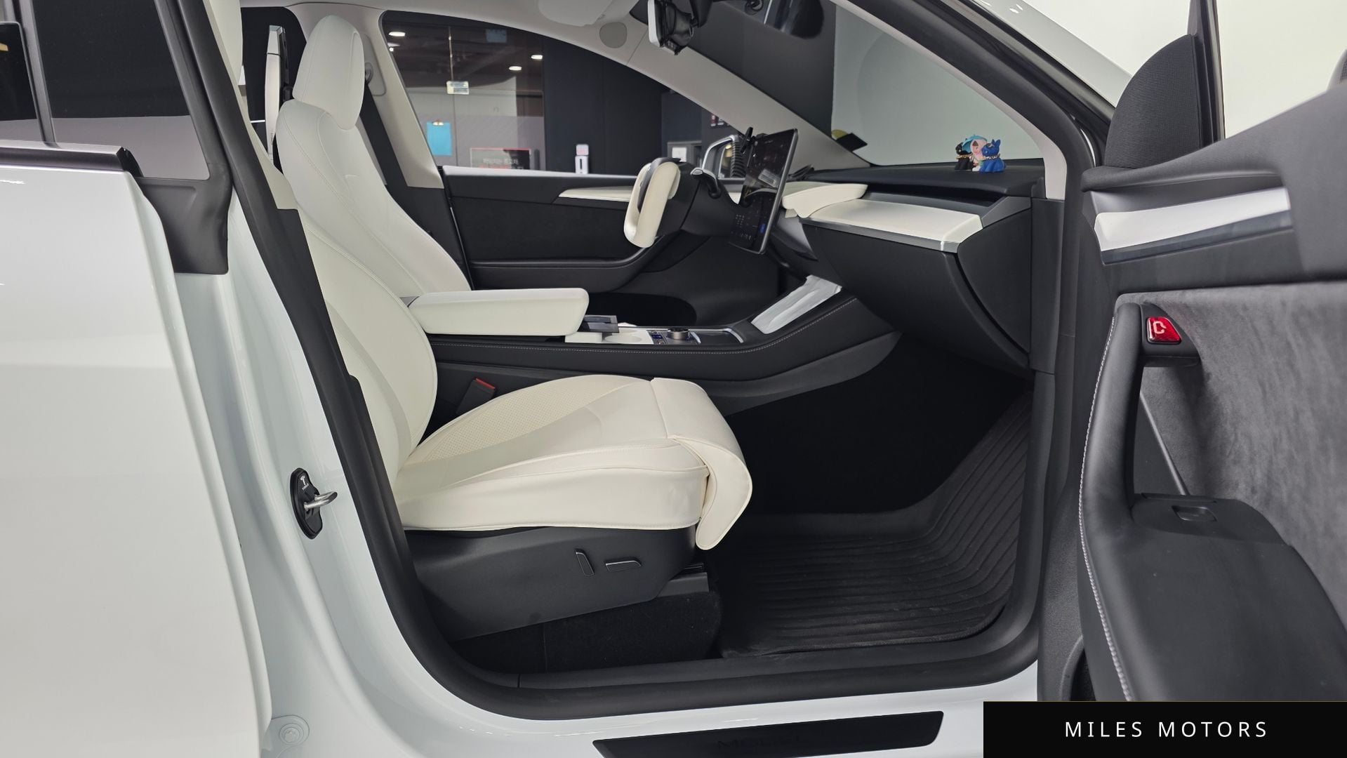 Tesla Model Y 2024 — миниатюра 11