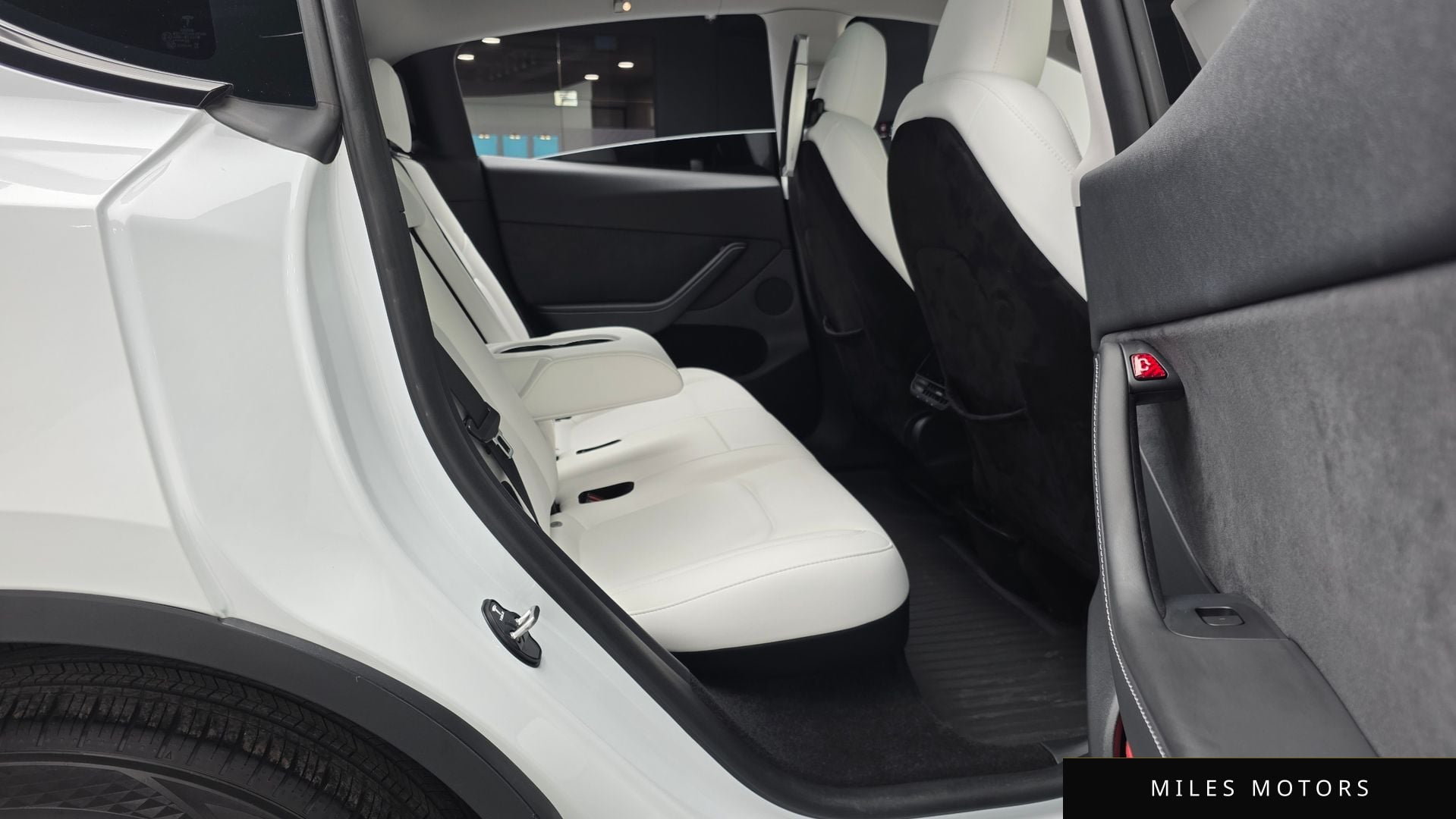 Tesla Model Y 2024 — миниатюра 12