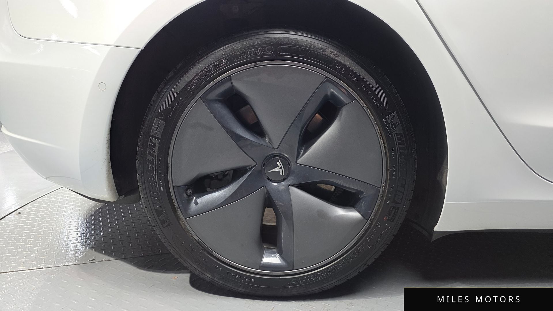 Tesla Model 3 2020 — миниатюра 5