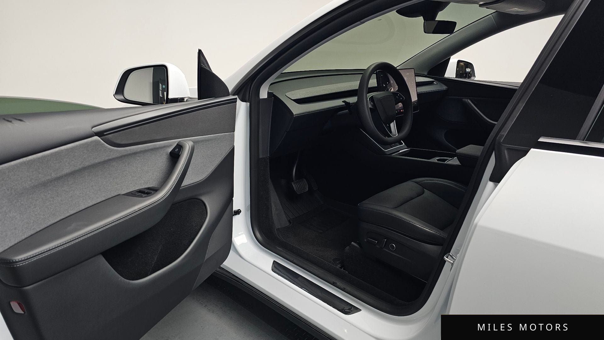 Tesla Model Y 2025 — миниатюра 12