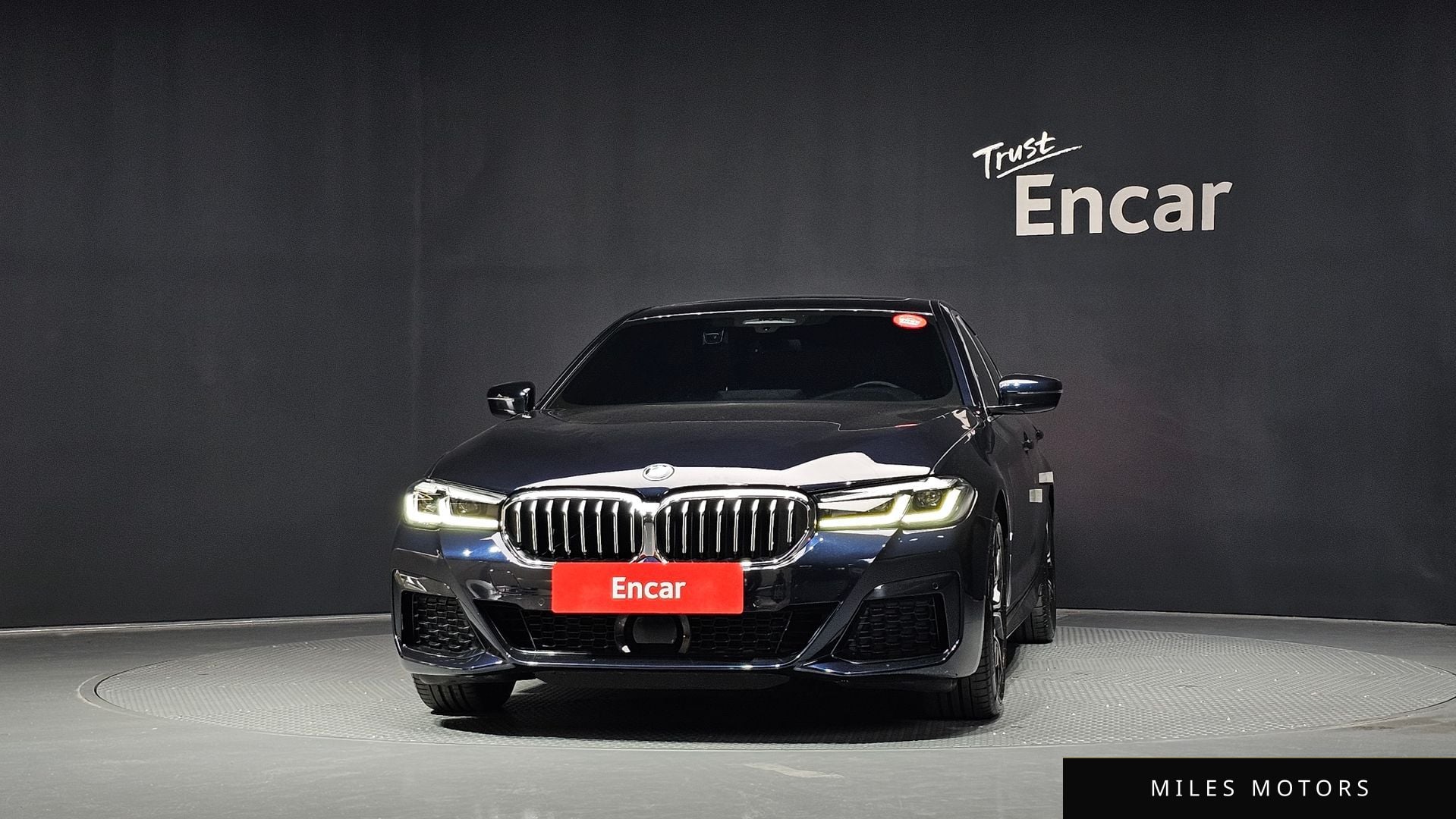 BMW 5 Series (G30) 2022 — миниатюра 3