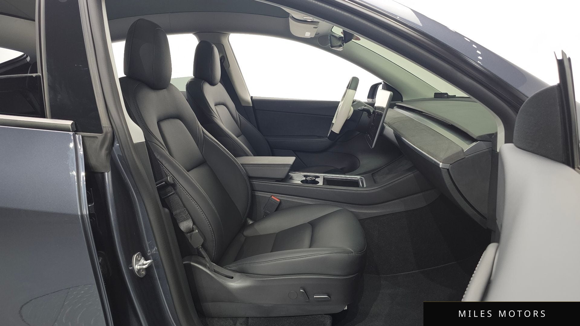 Tesla Model Y 2022 — миниатюра 10