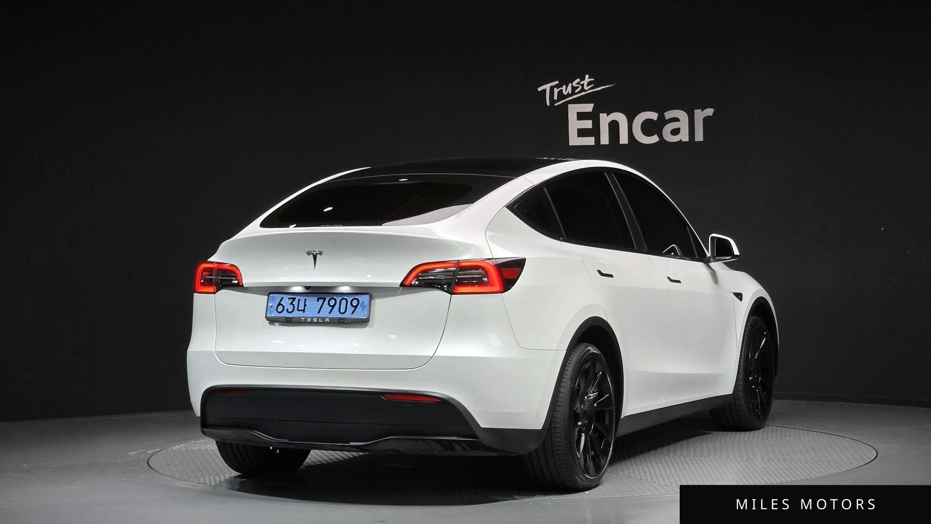 Tesla Model Y 2023 — миниатюра 2