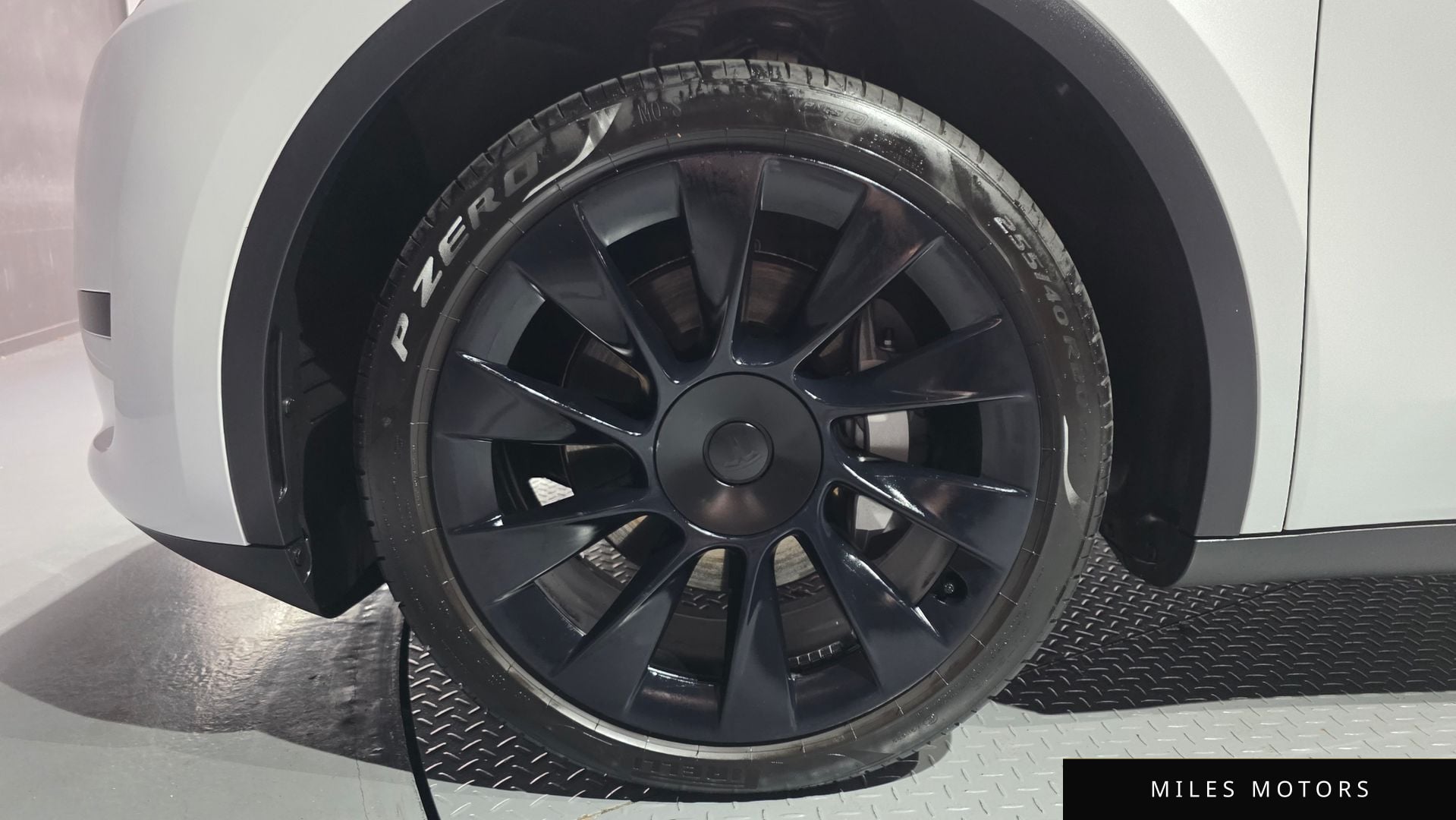 Tesla Model Y 2023 — миниатюра 5