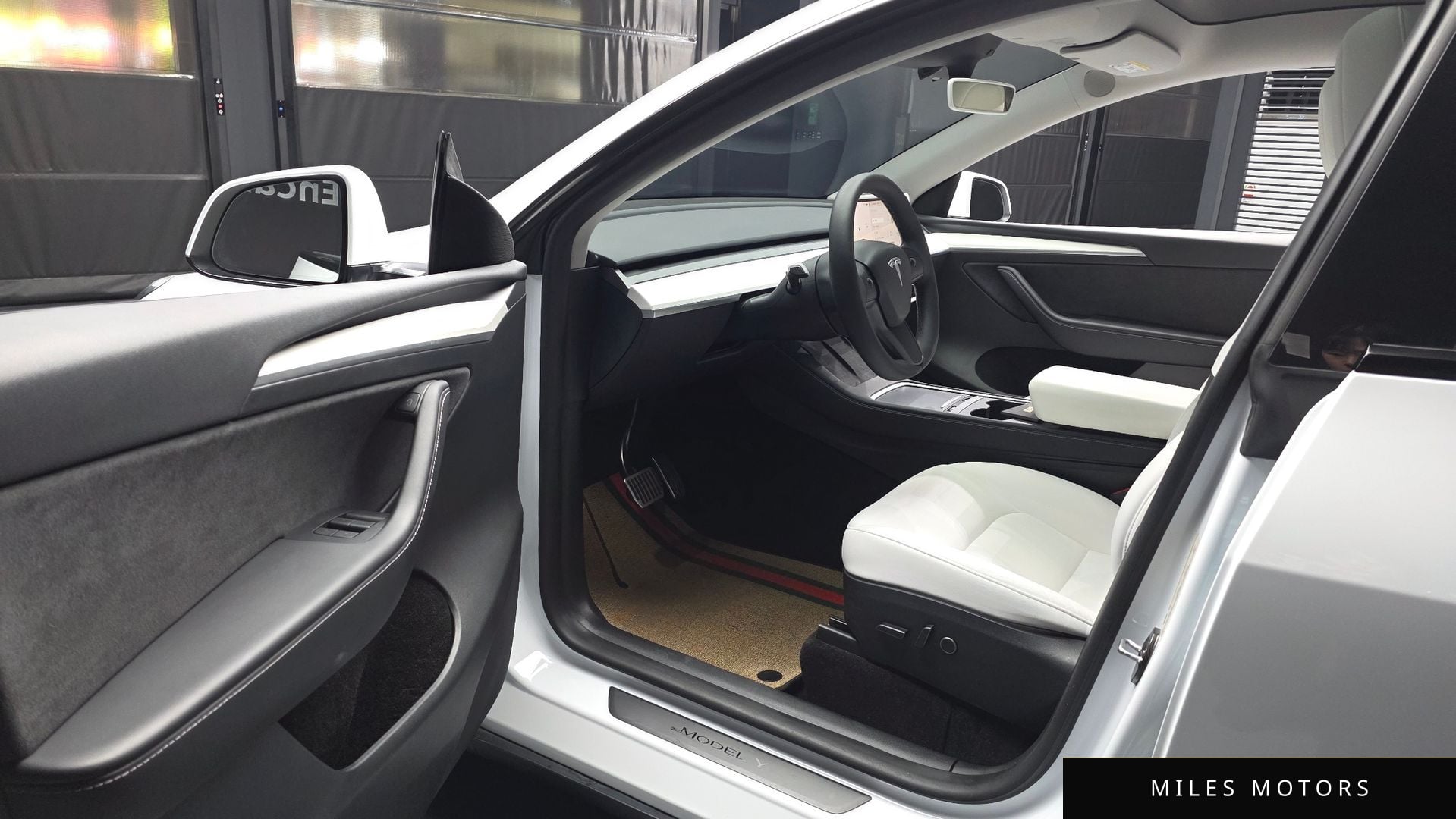 Tesla Model Y 2024 — миниатюра 10