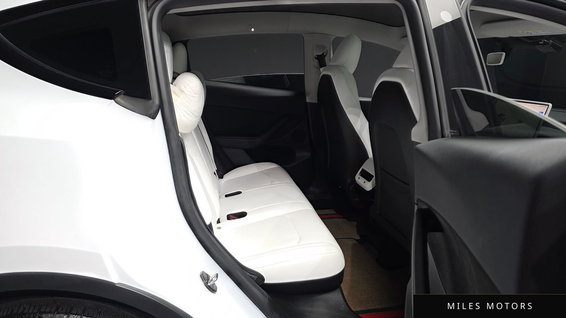 Tesla Model Y 2024 — миниатюра 12