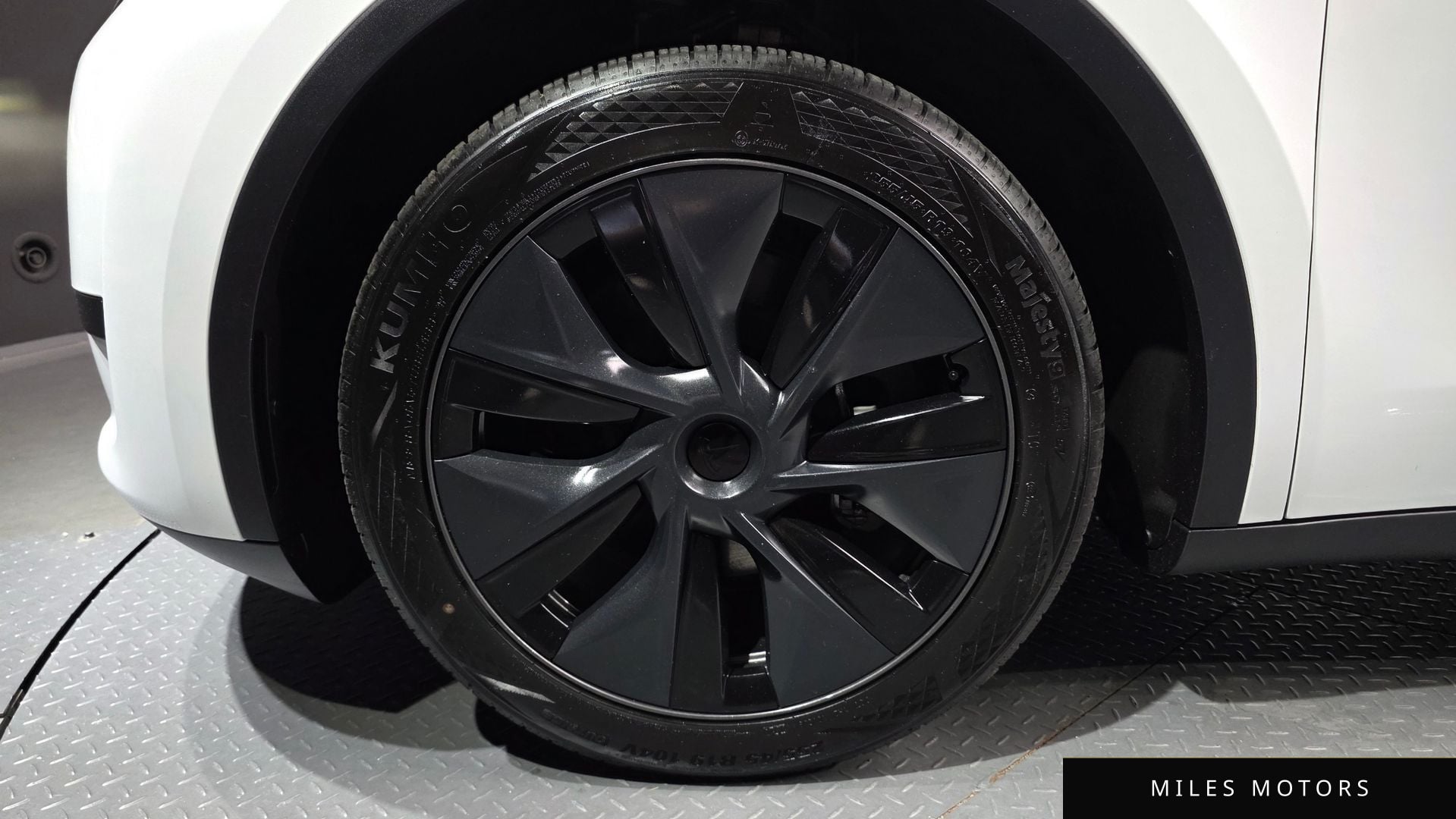 Tesla Model Y 2024 — миниатюра 5