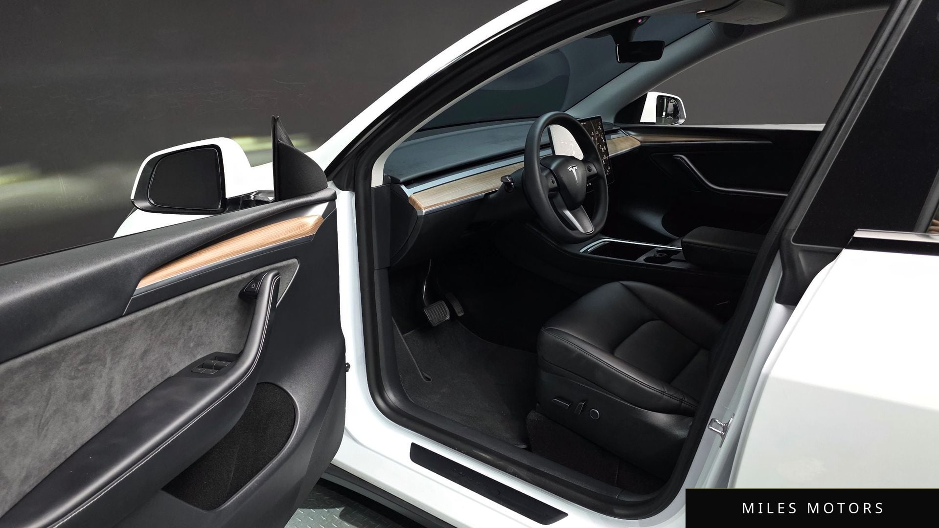 Tesla Model Y 2024 — миниатюра 10