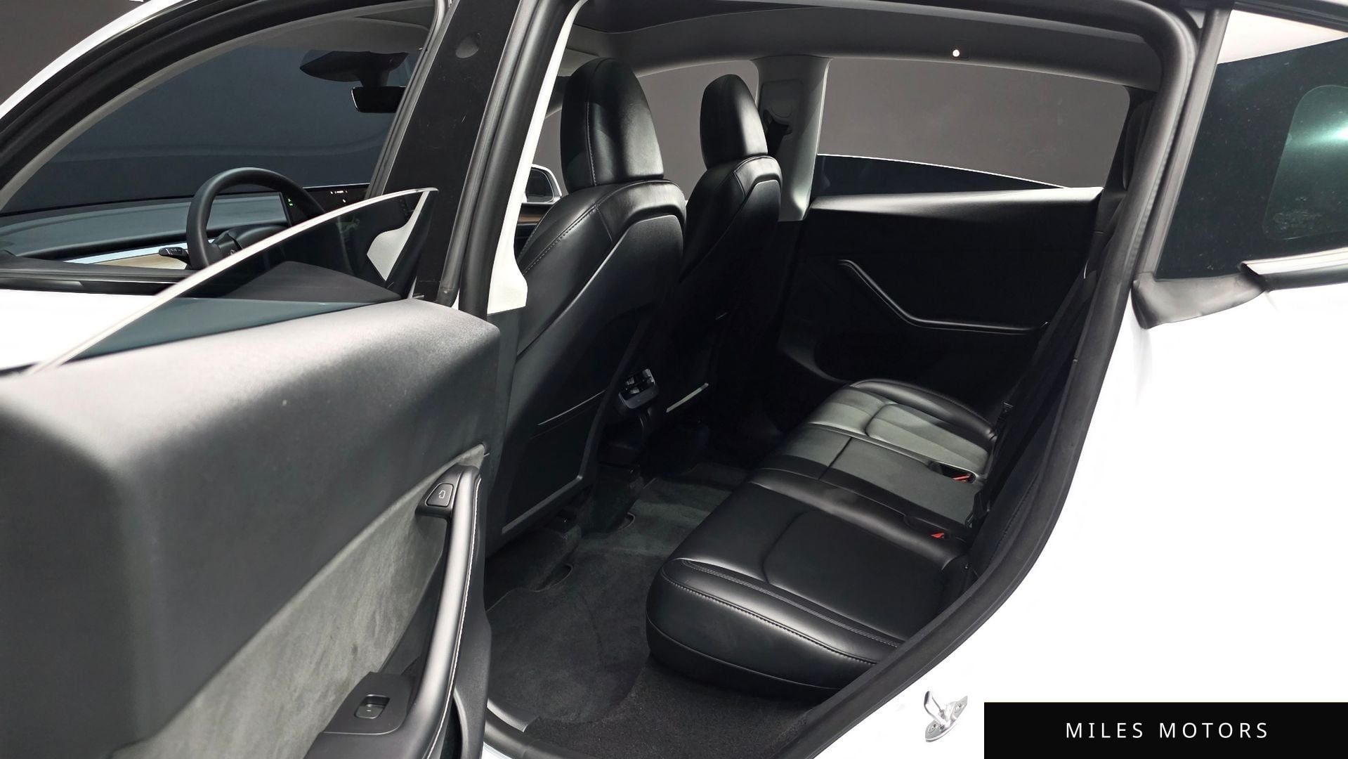 Tesla Model Y 2024 — миниатюра 12