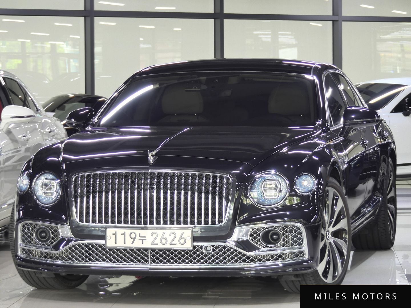 Bentley Flying Spur 2023 — фото 1 из 12