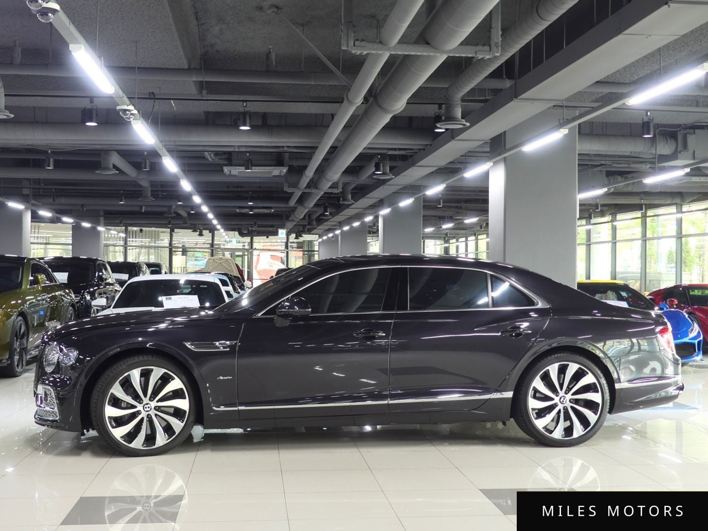 Bentley Flying Spur 2023 — миниатюра 2