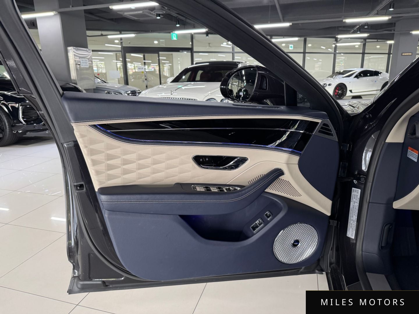 Bentley Flying Spur 2023 — миниатюра 7