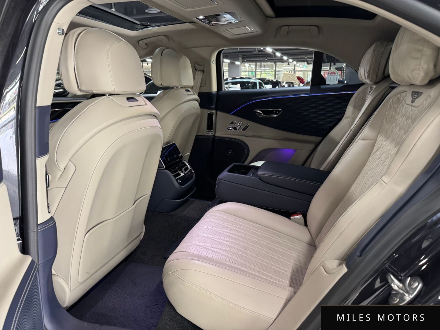 Bentley Flying Spur 2023 — миниатюра 12